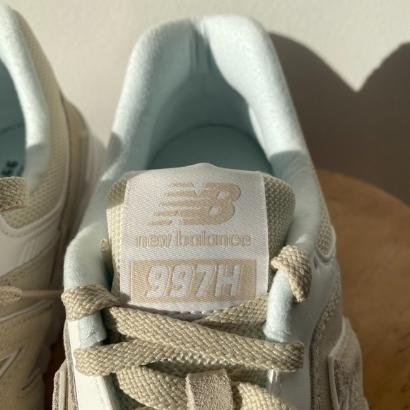 New Balance Women's 997H V1 Sneaker Timberwolf/White - Picture 6 of 7
